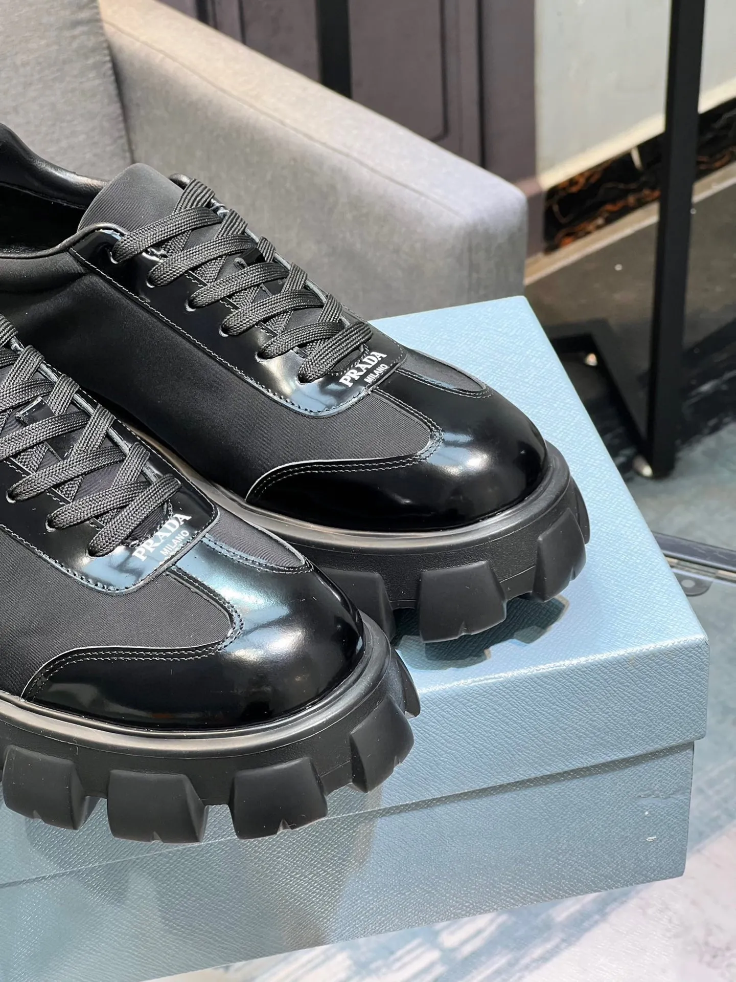 Men's shoes 💰540 Prada Latest 2025ss spring and summer catwalk series Thick-soled platform platform Casual sports shoes Couple style ☑️ Bold contrasting bright colors and fashionable combination Casual sports style design with exquisite details Classic personalized gear thick sole Increased comfort and unique modern trend style 🚩 Fabric: Cowhide ➕ Cloth Lining: Sheepskin Outsole: Original molded ultra-light foam material Sole thickness: 4.5CM Size: 35-45 (Female 40, Male 45, customized, non-returnable)